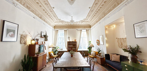 Уютное пространство с большими окнами 