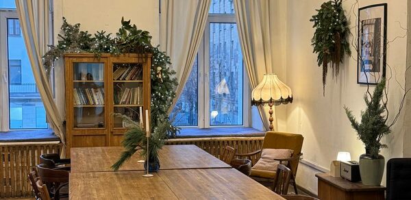 Уютное пространство с большими окнами 