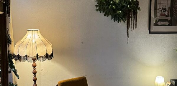 Уютное пространство с большими окнами 