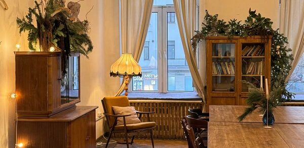 Уютное пространство с большими окнами 