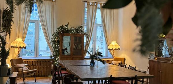 Уютное пространство с большими окнами 