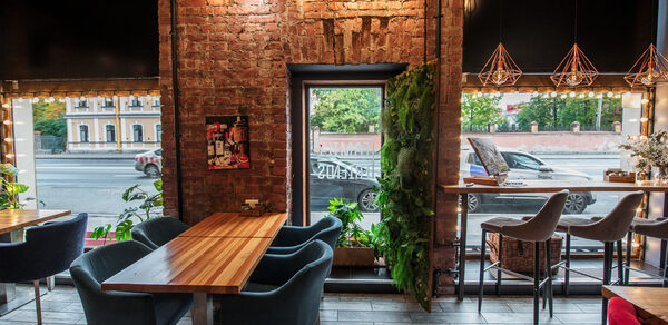 Эко-лофт с зелеными растениями