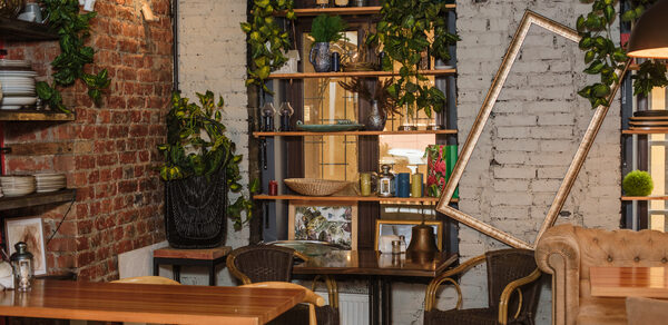 Зал в светлых тонах