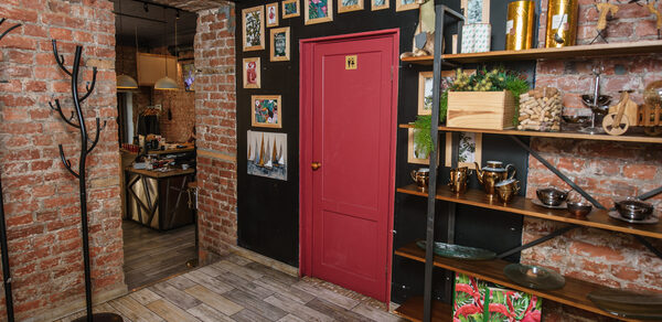 Зал в светлых тонах