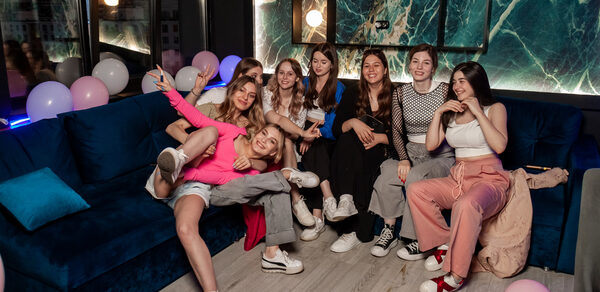 Imperial. Праздничный лофт-зал с большим столом