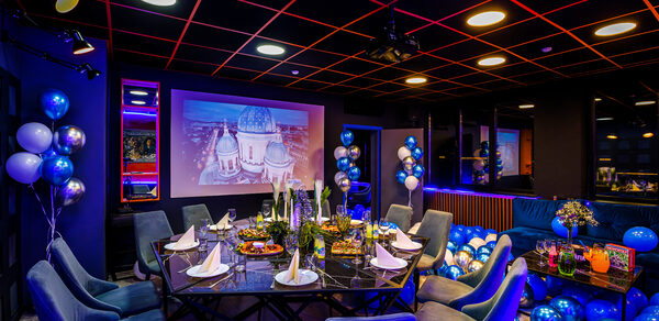 Imperial. Праздничный лофт-зал с большим столом