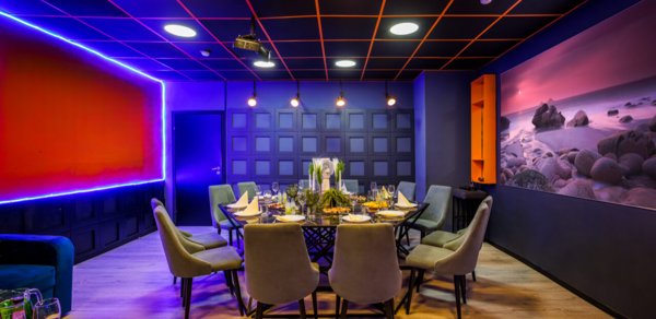 Imperial. Праздничный лофт-зал с большим столом