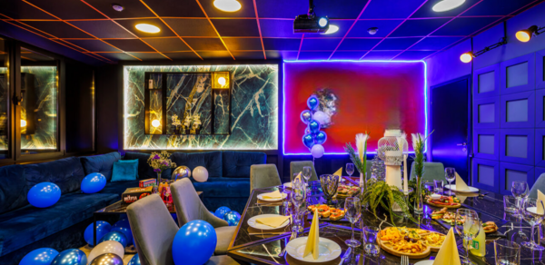 Imperial. Праздничный лофт-зал с большим столом
