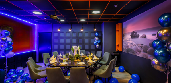 Imperial. Праздничный лофт-зал с большим столом