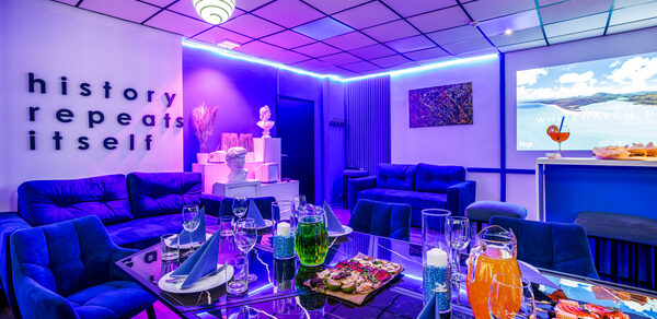 Liberty. Яркий лофт-зал в бело-синем оформлении 