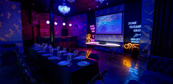 Лофт в стиле казино с покерным столом