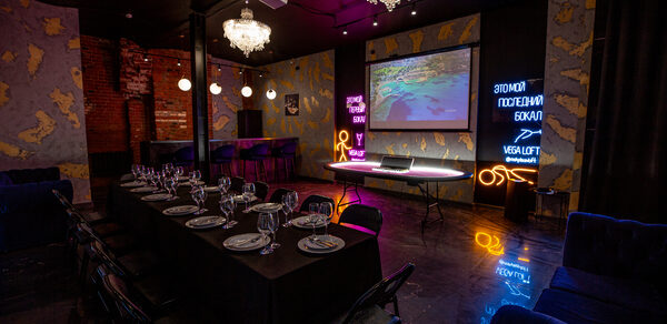 Лофт в стиле казино с покерным столом