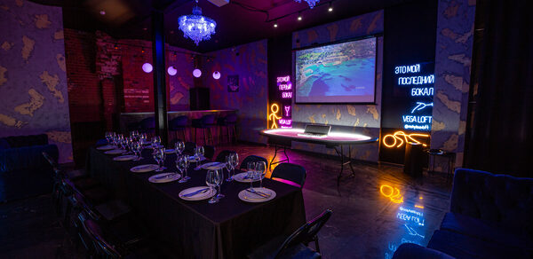 Лофт в стиле казино с покерным столом