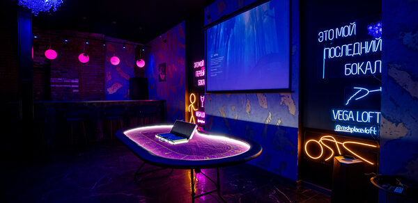 Лофт в стиле казино с покерным столом