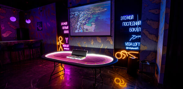 Лофт в стиле казино с покерным столом