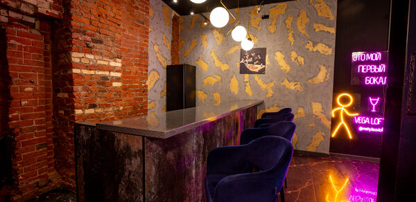 Лофт в стиле казино с покерным столом