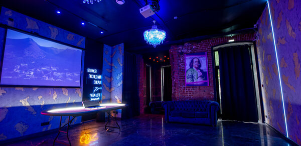 Лофт в стиле казино с покерным столом