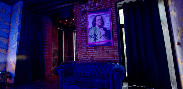 Лофт в стиле казино с покерным столом