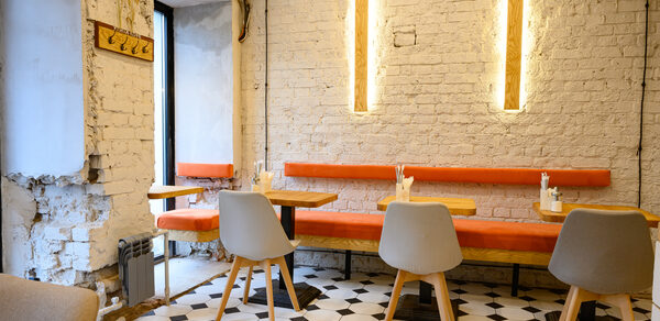 Б. 23 Светлое кафе под закрытие 