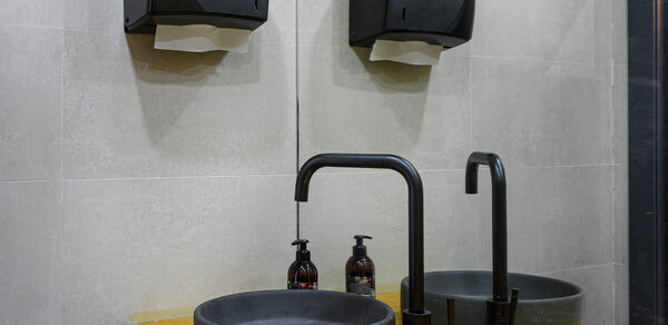 Б. 23 Светлое кафе под закрытие 