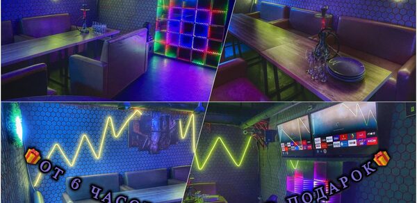 Bee-lounge(Пчела-лаундж). Караоке-зал с деревянными столами и обитыми стульями, неоновое освещение в виде зигзагов, цветной светильник и экран на стене. Стены с узором в виде сот. Надписи: «BEE-LOUNGE» и «от 6 часов караоке в подарок».
