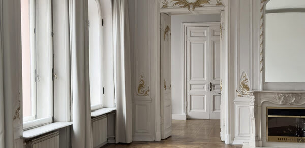 Светлая фотостудия с циклорамой 