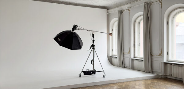 Светлая фотостудия с циклорамой 