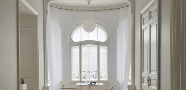 Светлая фотостудия с циклорамой 