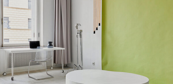 Светлый зал с растениями