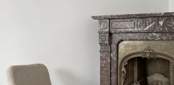 Светлый зал с растениями