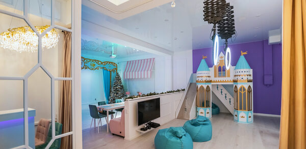 Светлое пространство в ярких красках