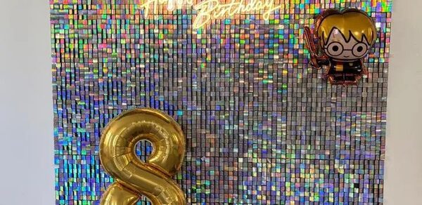 Лофт с потолками 3.5 м. Мерцающая стена с блестками, неоновой надписью "Happy Birthday" и воздушными шарами в виде золотой цифры 8 и персонажа.