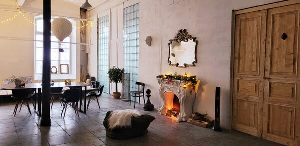 Поэт Уютный лофт с большими окнами