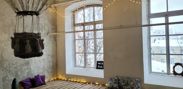 Поэт Уютный лофт с большими окнами