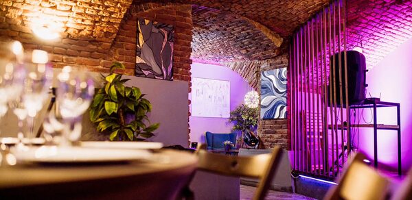 Basement Loft New Holland. Пространство со сценой