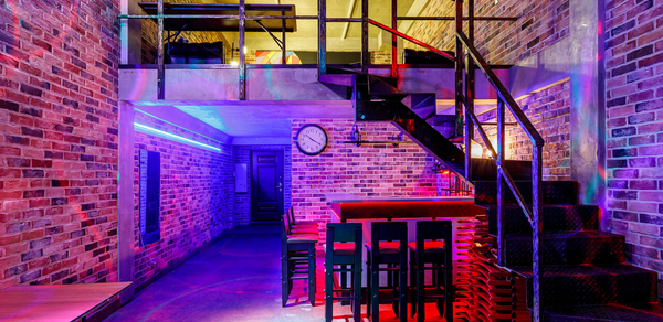 Gallery Loft (Галерея Лофт). Двухуровневый лофт с витражным остеклением