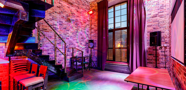 Gallery Loft (Галерея Лофт). Двухуровневый лофт с витражным остеклением