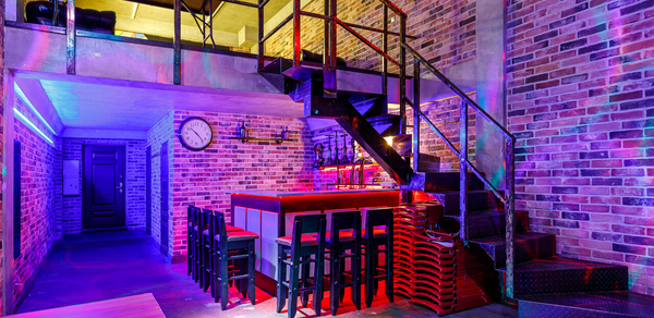 Gallery Loft (Галерея Лофт). Двухуровневый лофт с витражным остеклением