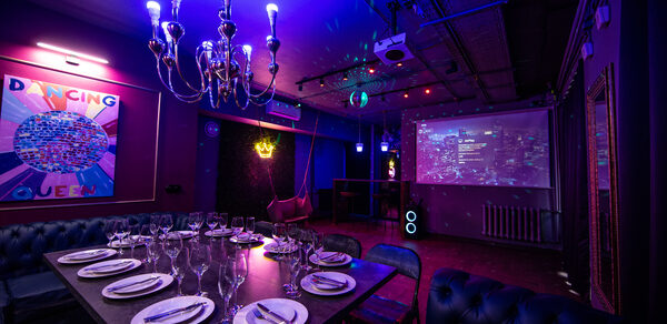 Неоновый лофт-зал