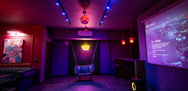 Неоновый лофт-зал