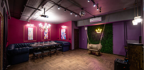 Неоновый лофт-зал