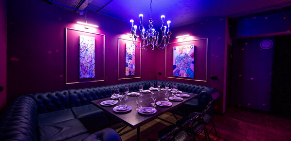 Неоновый лофт-зал