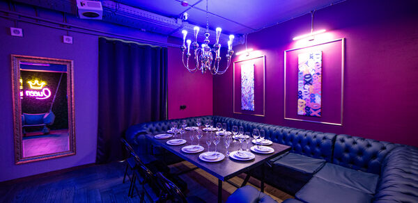 Неоновый лофт-зал
