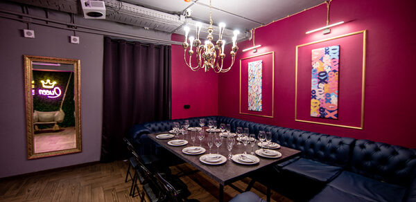 Неоновый лофт-зал