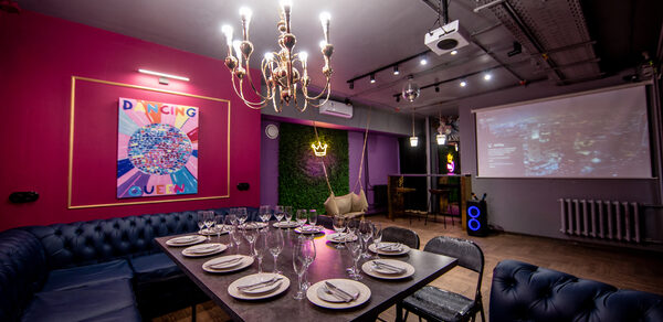 Неоновый лофт-зал