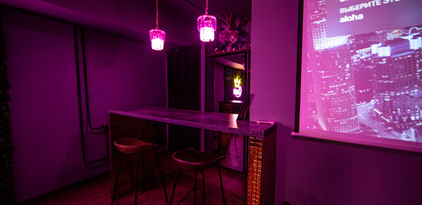 Неоновый лофт-зал