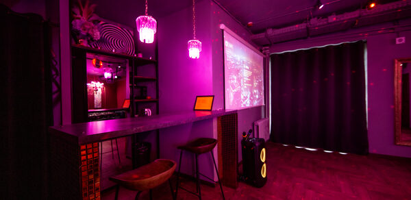 Неоновый лофт-зал