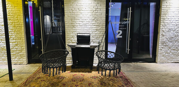 Неоновый лофт-зал