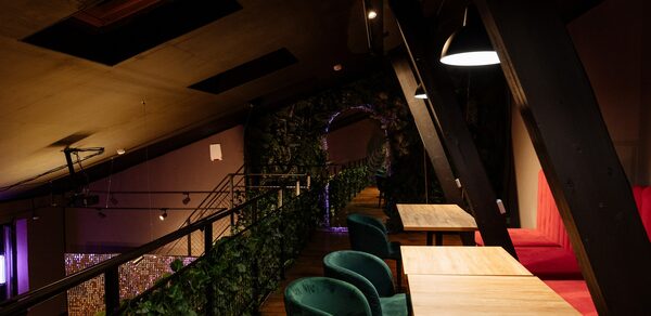 Двухэтажное пространство с яркими акцентами