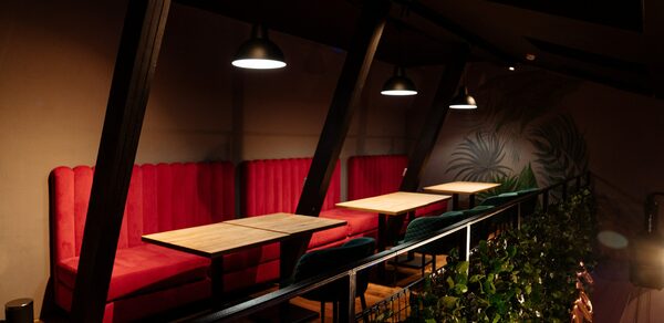 Двухэтажное пространство с яркими акцентами